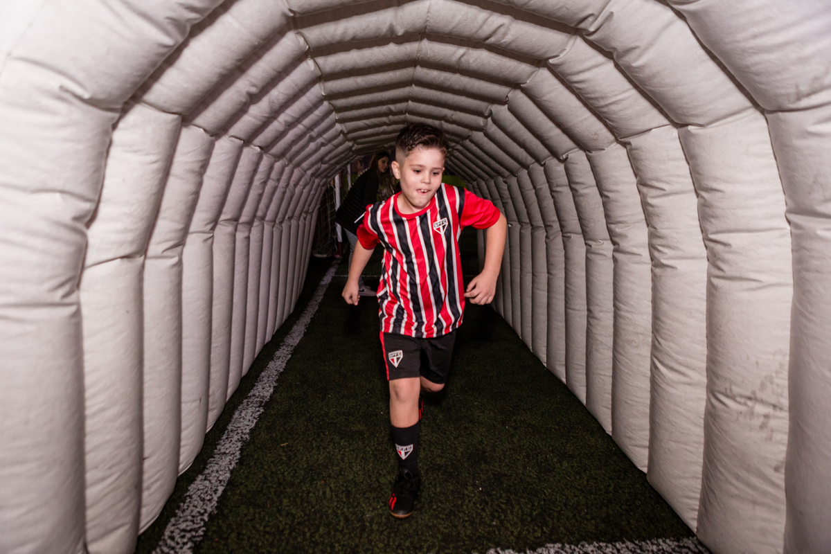Futebol, jogador, Soccer, atacante, São Paulo Futebol Clube, Zagueiro, aniversário, decoração, buffet infantil, quadra de futebol, gramado sintético, criança, fotografia de criança, festa de aniversário, bola de futebol, parabéns, jogador caro, drible, co