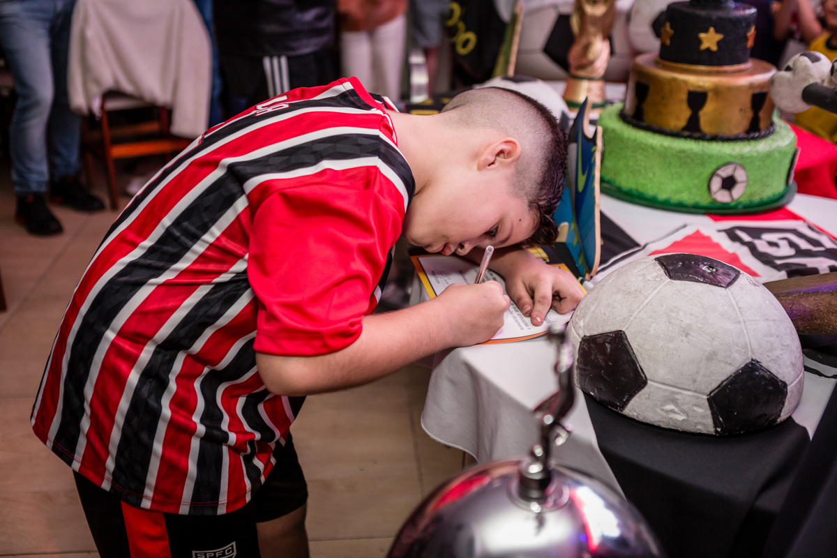 Futebol, jogador, Soccer, atacante, São Paulo Futebol Clube, Zagueiro, aniversário, decoração, buffet infantil, quadra de futebol, gramado sintético, criança, fotografia de criança, festa de aniversário, bola de futebol, parabéns, jogador caro, drible, co