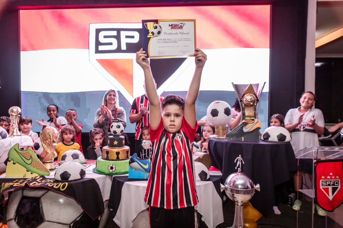 Futebol, jogador, Soccer, atacante, São Paulo Futebol Clube, Zagueiro, aniversário, decoração, buffet infantil, quadra de futebol, gramado sintético, criança, fotografia de criança, festa de aniversário, bola de futebol, parabéns, jogador caro, drible, co