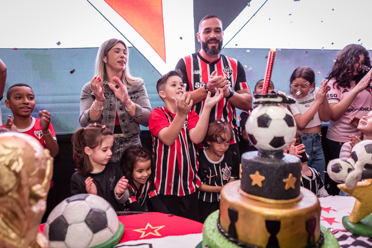 Futebol, jogador, Soccer, atacante, São Paulo Futebol Clube, Zagueiro, aniversário, decoração, buffet infantil, quadra de futebol, gramado sintético, criança, fotografia de criança, festa de aniversário, bola de futebol, parabéns, jogador caro, drible, co