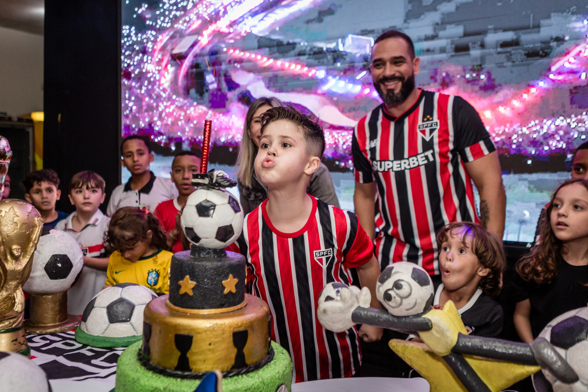 Futebol, jogador, Soccer, atacante, São Paulo Futebol Clube, Zagueiro, aniversário, decoração, buffet infantil, quadra de futebol, gramado sintético, criança, fotografia de criança, festa de aniversário, bola de futebol, parabéns, jogador caro, drible, co