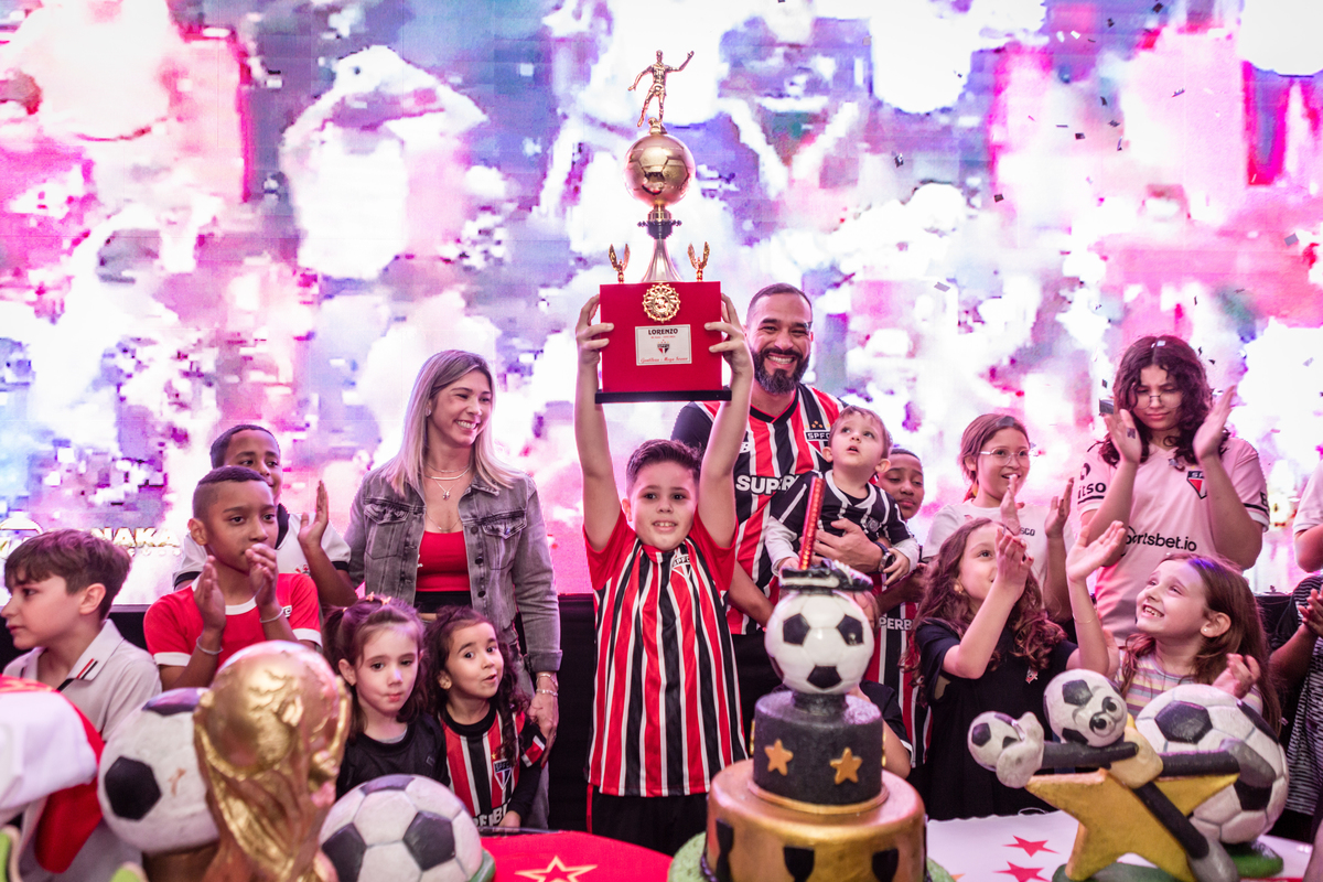 Futebol, jogador, Soccer, atacante, São Paulo Futebol Clube, Zagueiro, aniversário, decoração, buffet infantil, quadra de futebol, gramado sintético, criança, fotografia de criança, festa de aniversário, bola de futebol, parabéns, jogador caro, drible, co