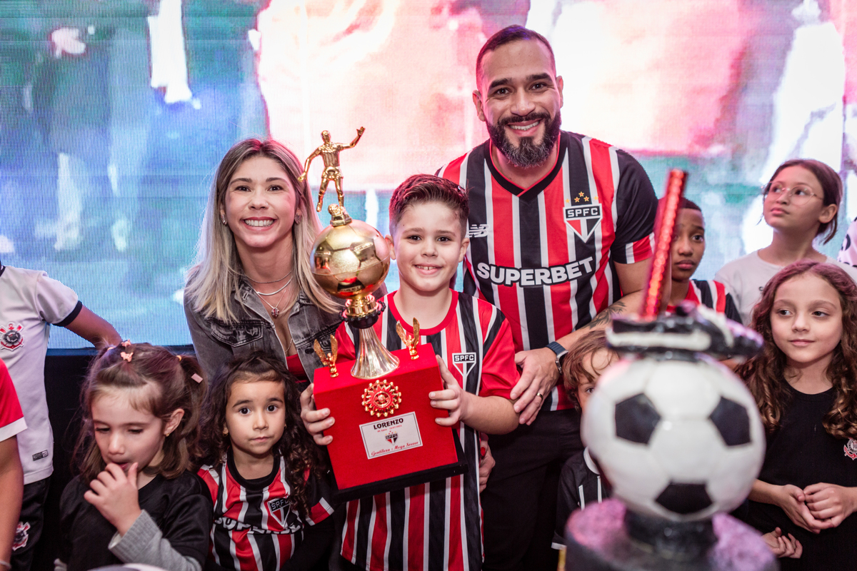 Futebol, jogador, Soccer, atacante, São Paulo Futebol Clube, Zagueiro, aniversário, decoração, buffet infantil, quadra de futebol, gramado sintético, criança, fotografia de criança, festa de aniversário, bola de futebol, parabéns, jogador caro, drible, co