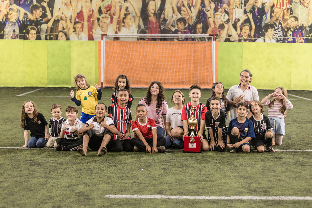Futebol, jogador, Soccer, atacante, São Paulo Futebol Clube, Zagueiro, aniversário, decoração, buffet infantil, quadra de futebol, gramado sintético, criança, fotografia de criança, festa de aniversário, bola de futebol, parabéns, jogador caro, drible, co