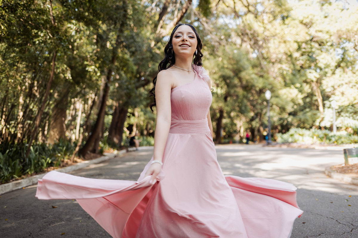 ensaio fotográfico, 15 anos, debutante, Museu do Ipiranga , museu, natureza, campo, vestido de debutante, luz natural, sol, elegância, juventude, celebração, flores, fotos externas, ensaio ao ar livre, beleza natural, sorriso, espontaneidade, emoção