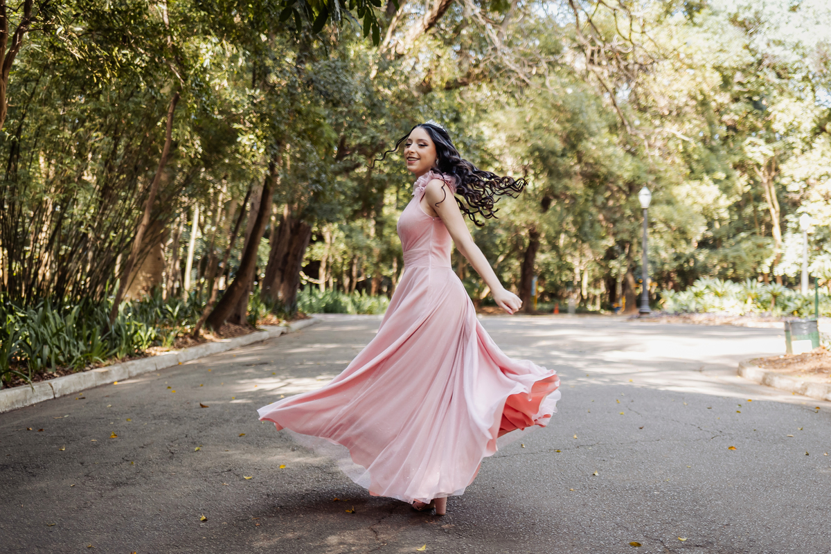 ensaio fotográfico, 15 anos, debutante, Museu do Ipiranga , museu, natureza, campo, vestido de debutante, luz natural, sol, elegância, juventude, celebração, flores, fotos externas, ensaio ao ar livre, beleza natural, sorriso, espontaneidade, emoção