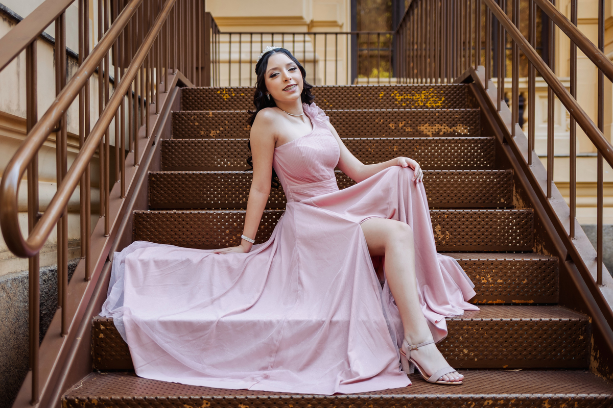 ensaio fotográfico, 15 anos, debutante, Museu do Ipiranga , museu, natureza, campo, vestido de debutante, luz natural, sol, elegância, juventude, celebração, flores, fotos externas, ensaio ao ar livre, beleza natural, sorriso, espontaneidade, emoção