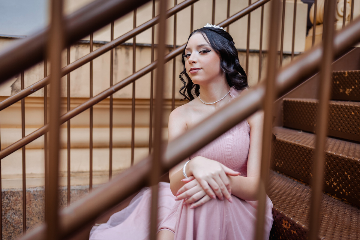 ensaio fotográfico, 15 anos, debutante, Museu do Ipiranga , museu, natureza, campo, vestido de debutante, luz natural, sol, elegância, juventude, celebração, flores, fotos externas, ensaio ao ar livre, beleza natural, sorriso, espontaneidade, emoção