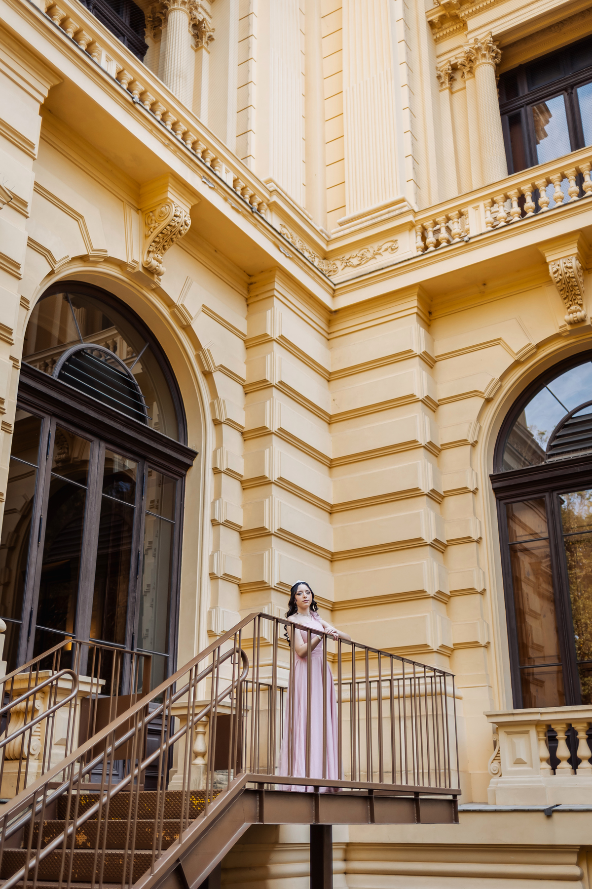 ensaio fotográfico, 15 anos, debutante, Museu do Ipiranga , museu, natureza, campo, vestido de debutante, luz natural, sol, elegância, juventude, celebração, flores, fotos externas, ensaio ao ar livre, beleza natural, sorriso, espontaneidade, emoção