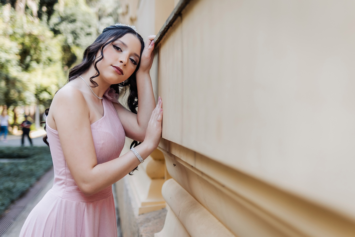 ensaio fotográfico, 15 anos, debutante, Museu do Ipiranga , museu, natureza, campo, vestido de debutante, luz natural, sol, elegância, juventude, celebração, flores, fotos externas, ensaio ao ar livre, beleza natural, sorriso, espontaneidade, emoção