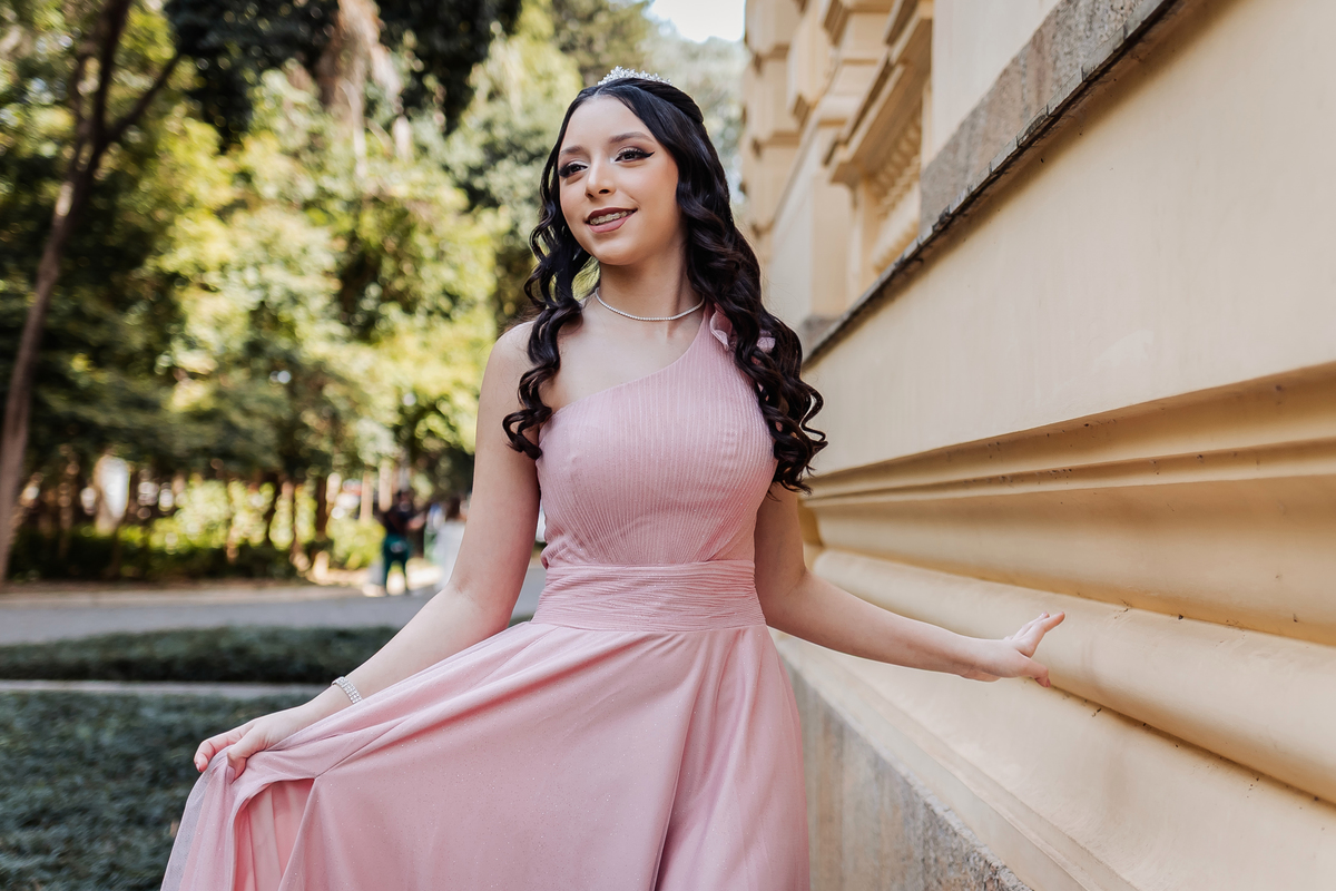 ensaio fotográfico, 15 anos, debutante, Museu do Ipiranga , museu, natureza, campo, vestido de debutante, luz natural, sol, elegância, juventude, celebração, flores, fotos externas, ensaio ao ar livre, beleza natural, sorriso, espontaneidade, emoção