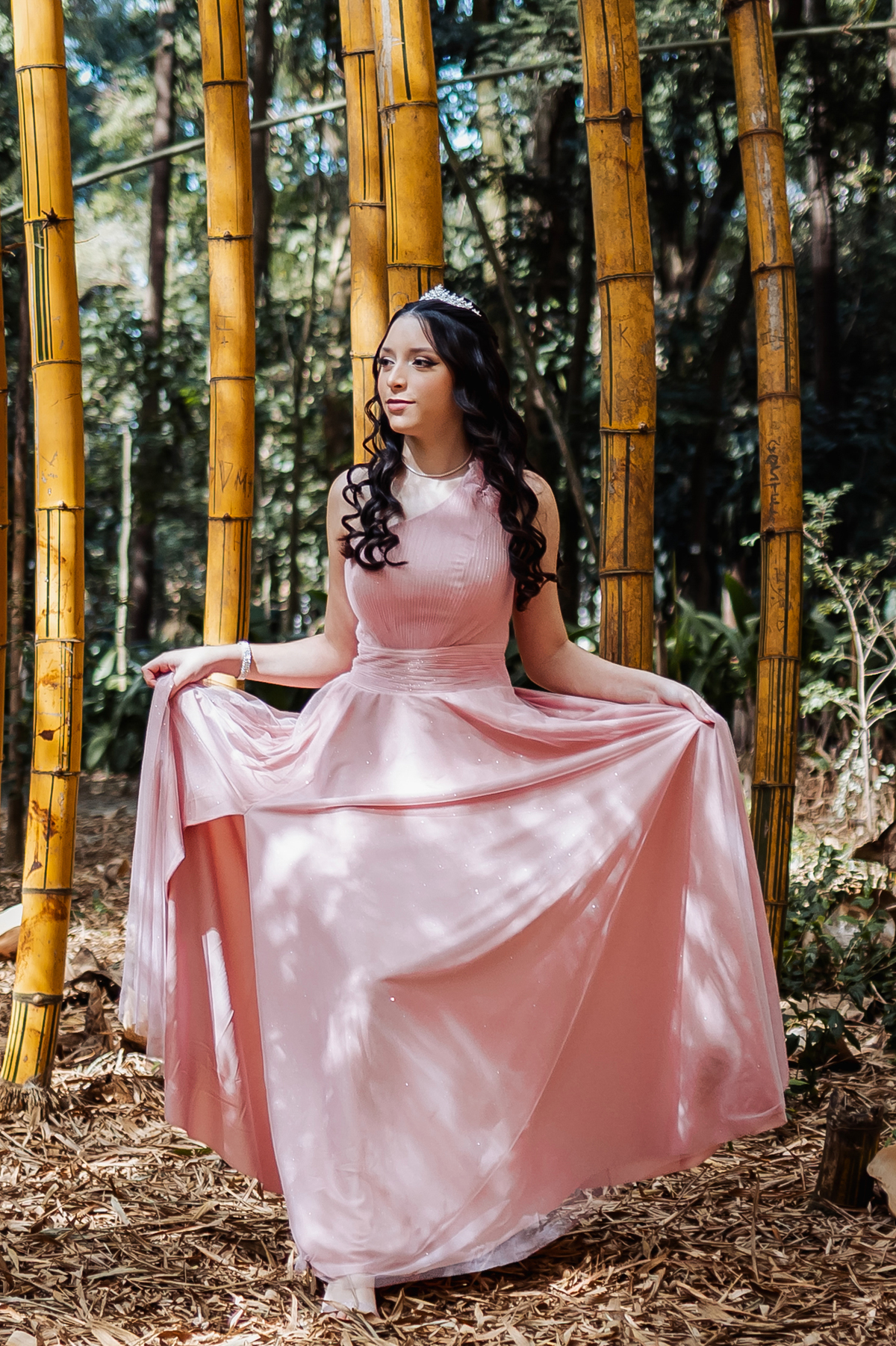 ensaio fotográfico, 15 anos, debutante, Museu do Ipiranga , museu, natureza, campo, vestido de debutante, luz natural, sol, elegância, juventude, celebração, flores, fotos externas, ensaio ao ar livre, beleza natural, sorriso, espontaneidade, emoção