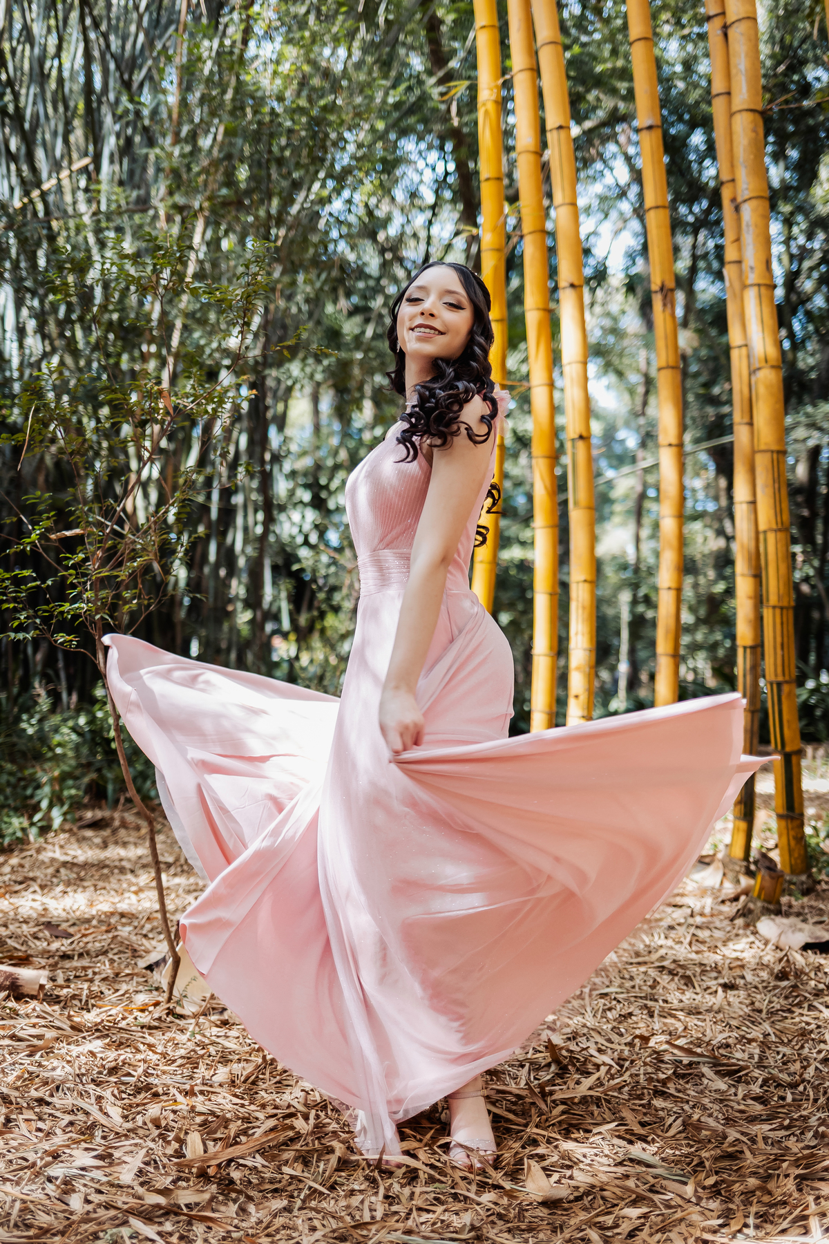 ensaio fotográfico, 15 anos, debutante, Museu do Ipiranga , museu, natureza, campo, vestido de debutante, luz natural, sol, elegância, juventude, celebração, flores, fotos externas, ensaio ao ar livre, beleza natural, sorriso, espontaneidade, emoção