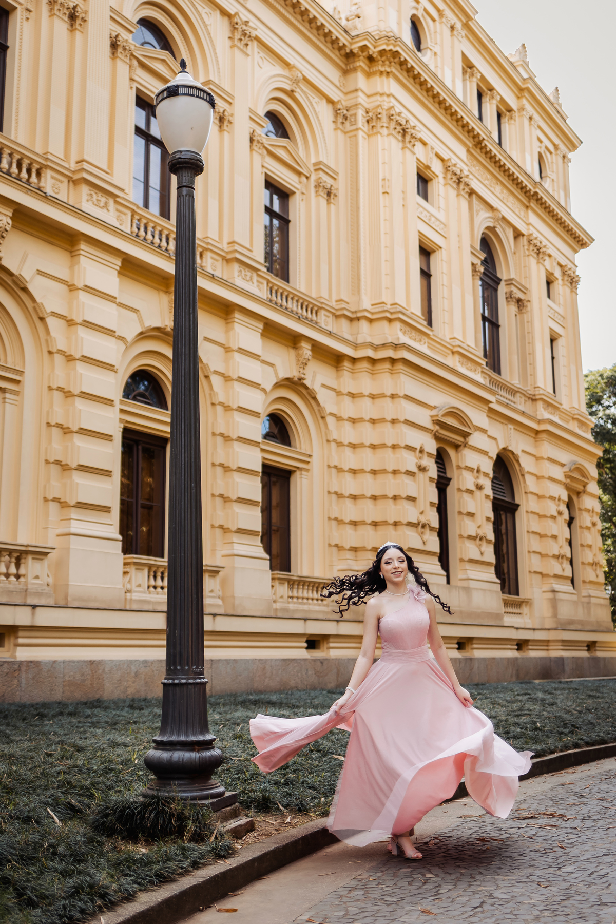 ensaio fotográfico, 15 anos, debutante, Museu do Ipiranga , museu, natureza, campo, vestido de debutante, luz natural, sol, elegância, juventude, celebração, flores, fotos externas, ensaio ao ar livre, beleza natural, sorriso, espontaneidade, emoção