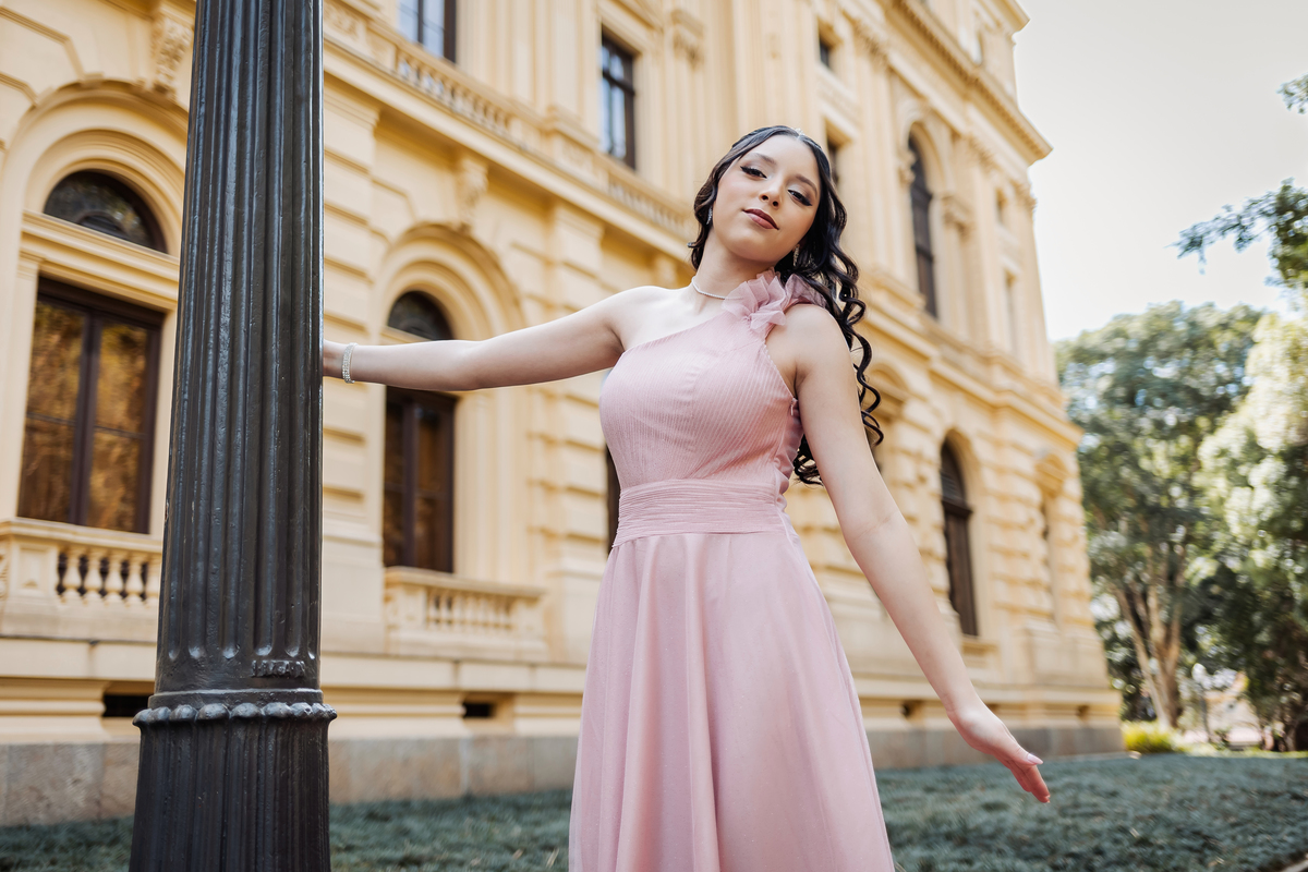 ensaio fotográfico, 15 anos, debutante, Museu do Ipiranga , museu, natureza, campo, vestido de debutante, luz natural, sol, elegância, juventude, celebração, flores, fotos externas, ensaio ao ar livre, beleza natural, sorriso, espontaneidade, emoção