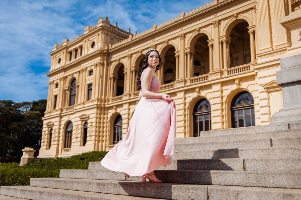 ensaio fotográfico, 15 anos, debutante, Museu do Ipiranga , museu, natureza, campo, vestido de debutante, luz natural, sol, elegância, juventude, celebração, flores, fotos externas, ensaio ao ar livre, beleza natural, sorriso, espontaneidade, emoção