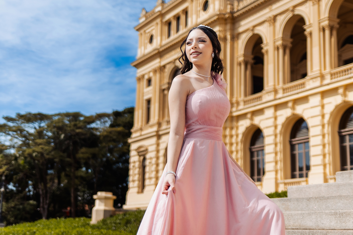 ensaio fotográfico, 15 anos, debutante, Museu do Ipiranga , museu, natureza, campo, vestido de debutante, luz natural, sol, elegância, juventude, celebração, flores, fotos externas, ensaio ao ar livre, beleza natural, sorriso, espontaneidade, emoção