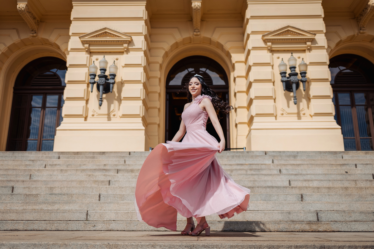 ensaio fotográfico, 15 anos, debutante, Museu do Ipiranga , museu, natureza, campo, vestido de debutante, luz natural, sol, elegância, juventude, celebração, flores, fotos externas, ensaio ao ar livre, beleza natural, sorriso, espontaneidade, emoção