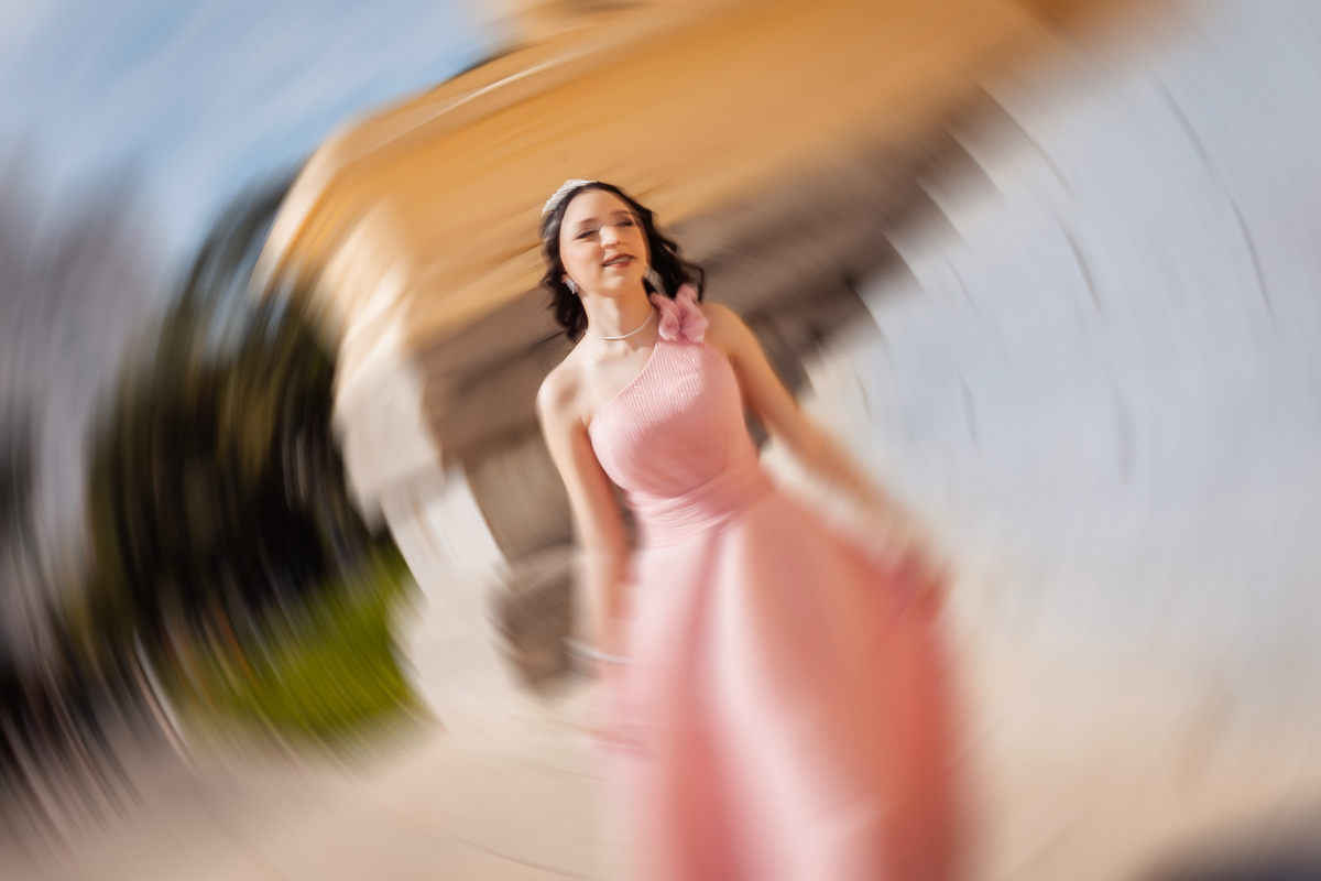 ensaio fotográfico, 15 anos, debutante, Museu do Ipiranga , museu, natureza, campo, vestido de debutante, luz natural, sol, elegância, juventude, celebração, flores, fotos externas, ensaio ao ar livre, beleza natural, sorriso, espontaneidade, emoção