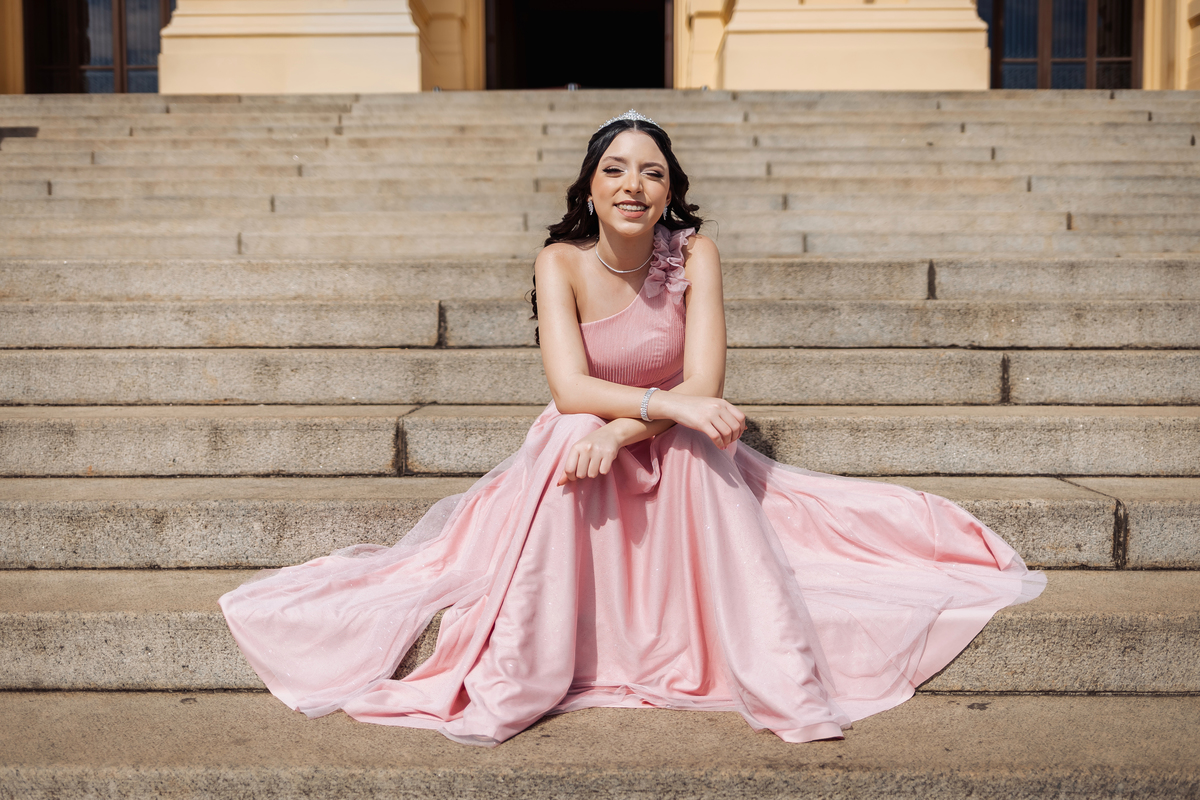 ensaio fotográfico, 15 anos, debutante, Museu do Ipiranga , museu, natureza, campo, vestido de debutante, luz natural, sol, elegância, juventude, celebração, flores, fotos externas, ensaio ao ar livre, beleza natural, sorriso, espontaneidade, emoção