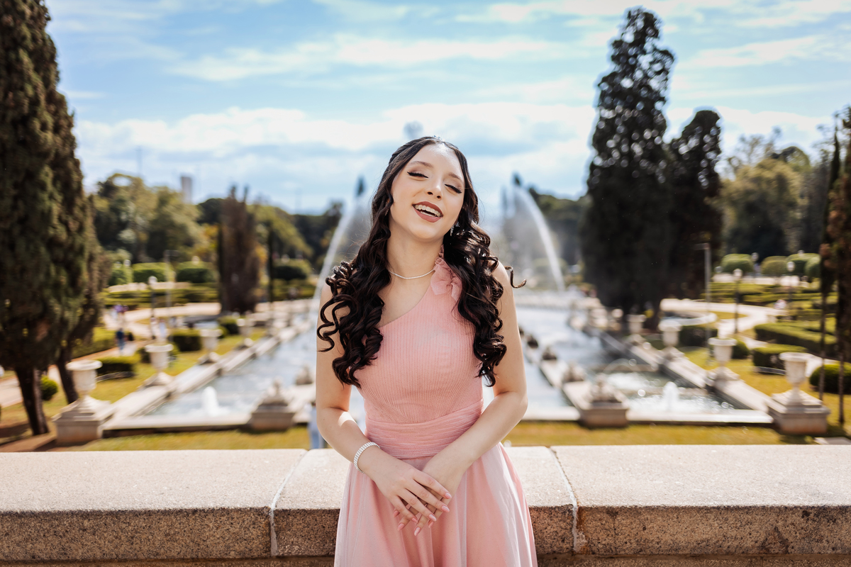 ensaio fotográfico, 15 anos, debutante, Museu do Ipiranga , museu, natureza, campo, vestido de debutante, luz natural, sol, elegância, juventude, celebração, flores, fotos externas, ensaio ao ar livre, beleza natural, sorriso, espontaneidade, emoção
