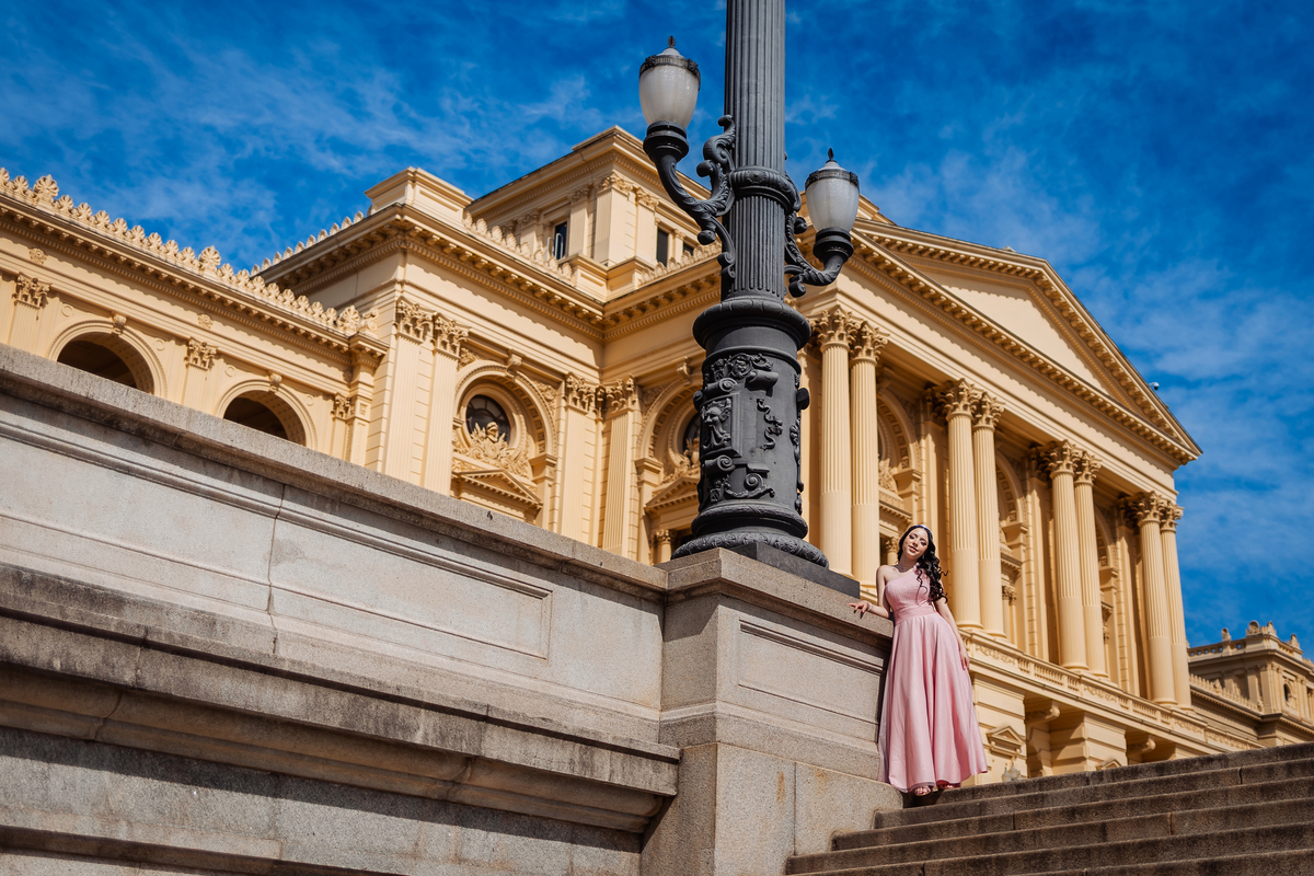 ensaio fotográfico, 15 anos, debutante, Museu do Ipiranga , museu, natureza, campo, vestido de debutante, luz natural, sol, elegância, juventude, celebração, flores, fotos externas, ensaio ao ar livre, beleza natural, sorriso, espontaneidade, emoção