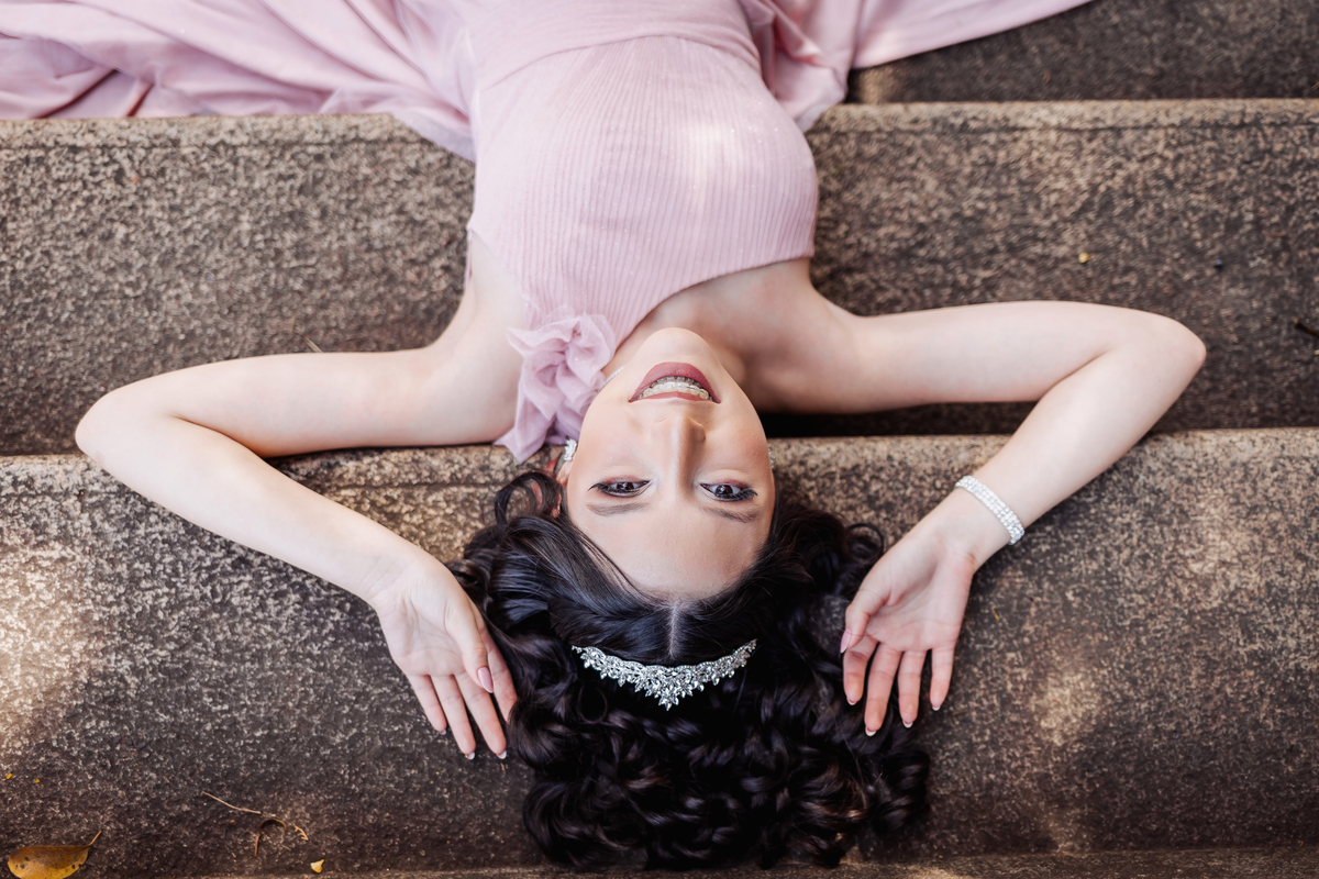 ensaio fotográfico, 15 anos, debutante, Museu do Ipiranga , museu, natureza, campo, vestido de debutante, luz natural, sol, elegância, juventude, celebração, flores, fotos externas, ensaio ao ar livre, beleza natural, sorriso, espontaneidade, emoção