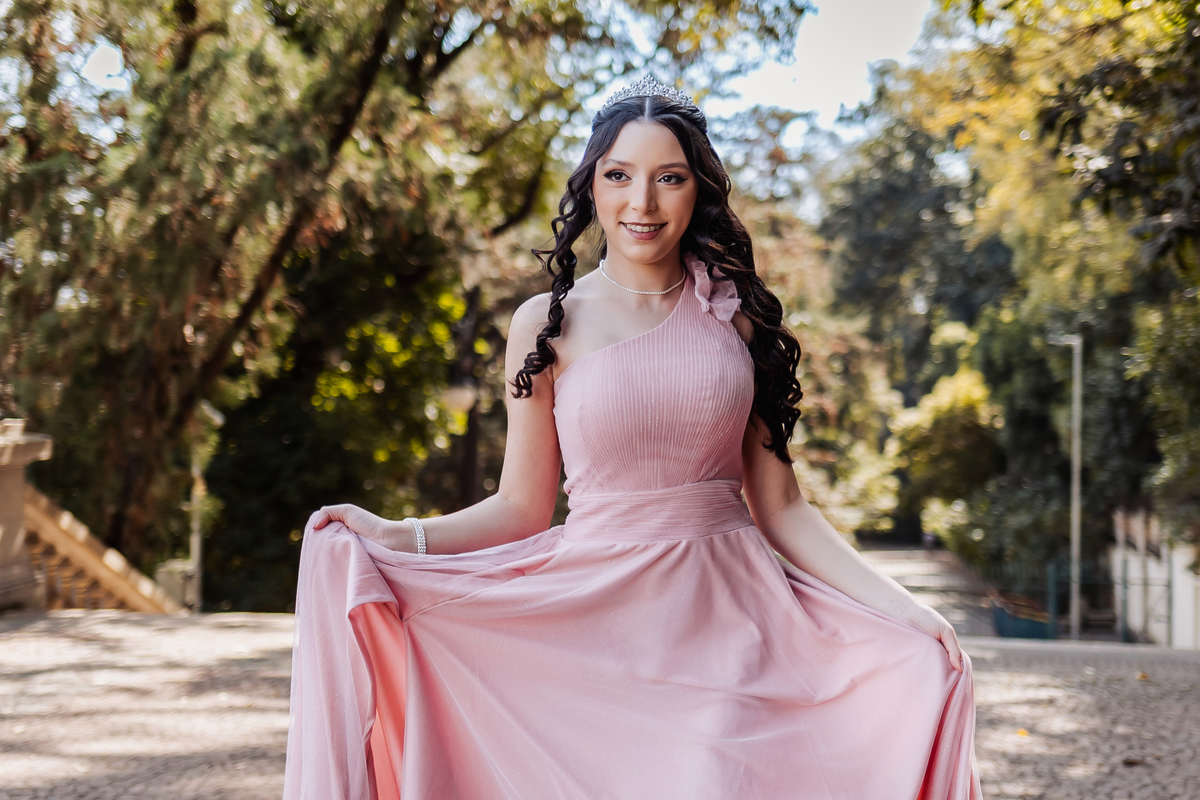 ensaio fotográfico, 15 anos, debutante, Museu do Ipiranga , museu, natureza, campo, vestido de debutante, luz natural, sol, elegância, juventude, celebração, flores, fotos externas, ensaio ao ar livre, beleza natural, sorriso, espontaneidade, emoção