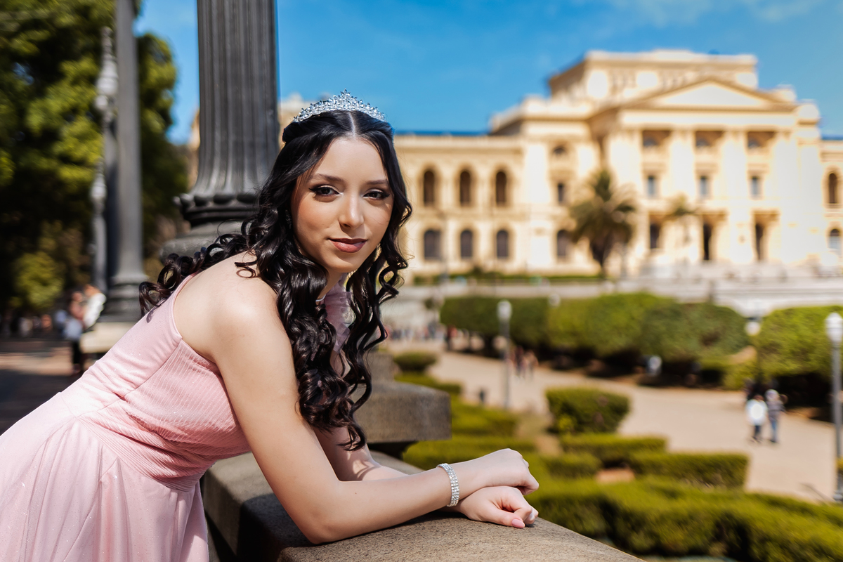 ensaio fotográfico, 15 anos, debutante, Museu do Ipiranga , museu, natureza, campo, vestido de debutante, luz natural, sol, elegância, juventude, celebração, flores, fotos externas, ensaio ao ar livre, beleza natural, sorriso, espontaneidade, emoção