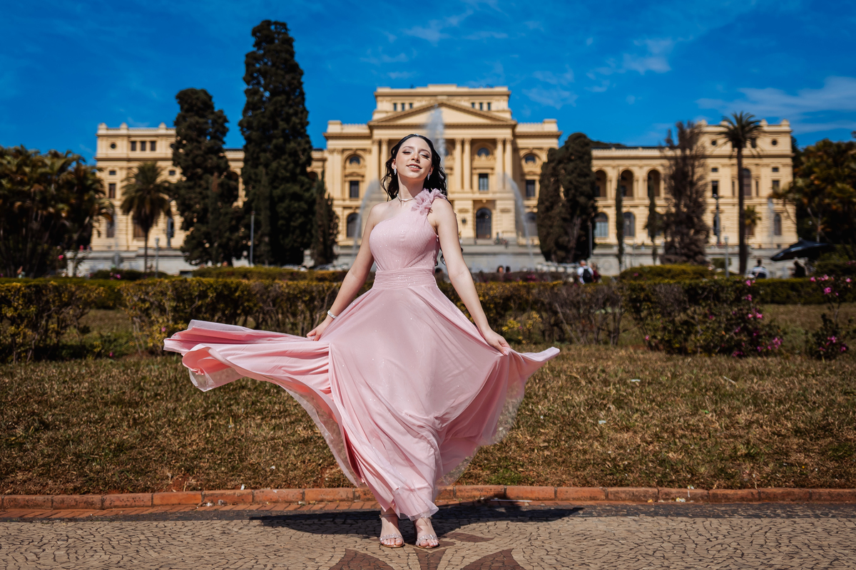 ensaio fotográfico, 15 anos, debutante, Museu do Ipiranga , museu, natureza, campo, vestido de debutante, luz natural, sol, elegância, juventude, celebração, flores, fotos externas, ensaio ao ar livre, beleza natural, sorriso, espontaneidade, emoção