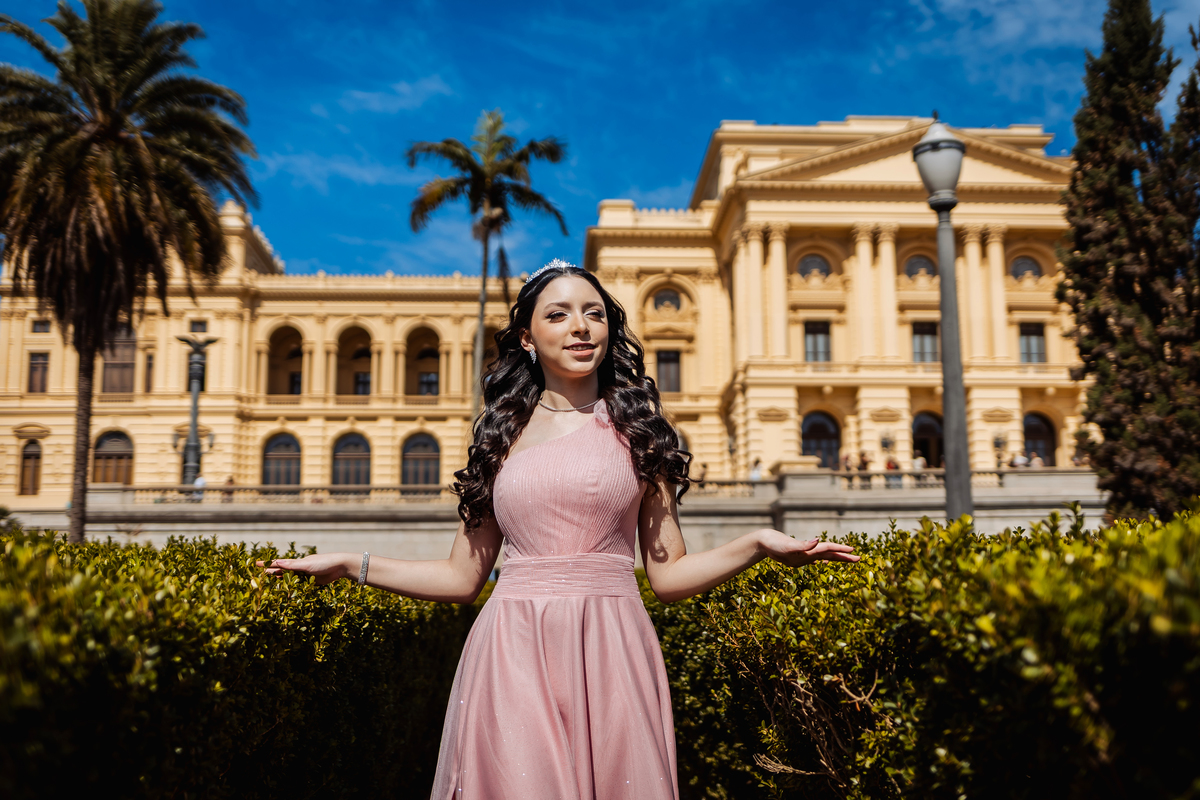 ensaio fotográfico, 15 anos, debutante, Museu do Ipiranga , museu, natureza, campo, vestido de debutante, luz natural, sol, elegância, juventude, celebração, flores, fotos externas, ensaio ao ar livre, beleza natural, sorriso, espontaneidade, emoção