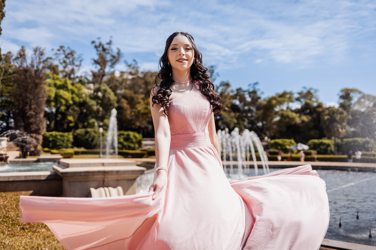 ensaio fotográfico, 15 anos, debutante, Museu do Ipiranga , museu, natureza, campo, vestido de debutante, luz natural, sol, elegância, juventude, celebração, flores, fotos externas, ensaio ao ar livre, beleza natural, sorriso, espontaneidade, emoção