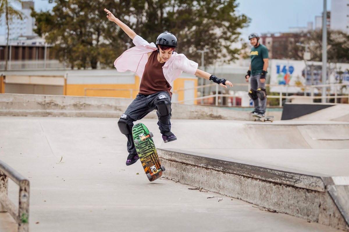 ensaio fotográfico, 16 anos, aniversário 16, Parque, skate, manobra, radical, pista de skate, urbano, natureza, alternativo, ensaio diferente luz natural, sol, elegância, juventude, celebração, flores, fotos externas, ensaio ao ar livre, beleza natural, s