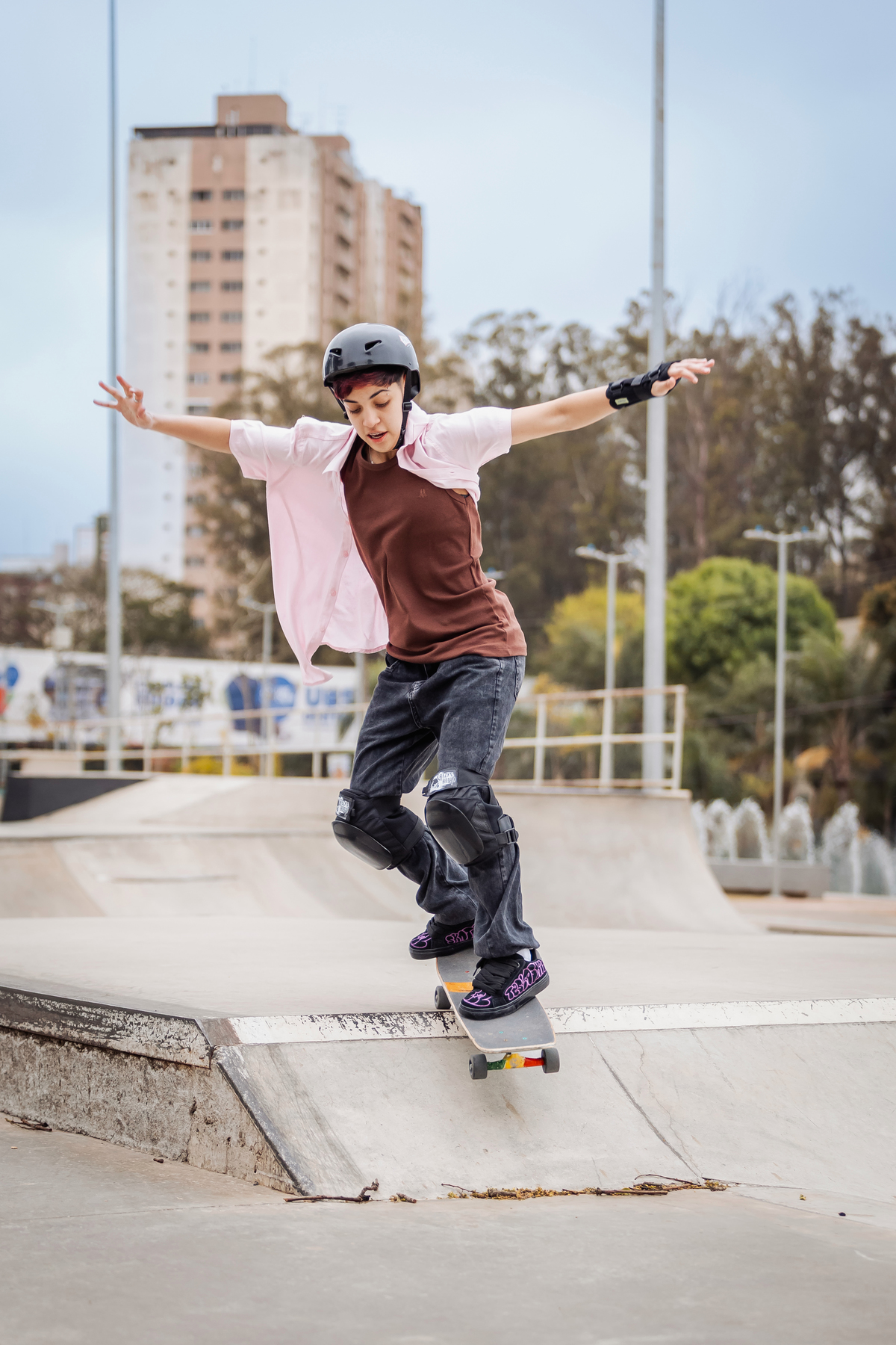 ensaio fotográfico, 16 anos, aniversário 16, Parque, skate, manobra, radical, pista de skate, urbano, natureza, alternativo, ensaio diferente luz natural, sol, elegância, juventude, celebração, flores, fotos externas, ensaio ao ar livre, beleza natural, s