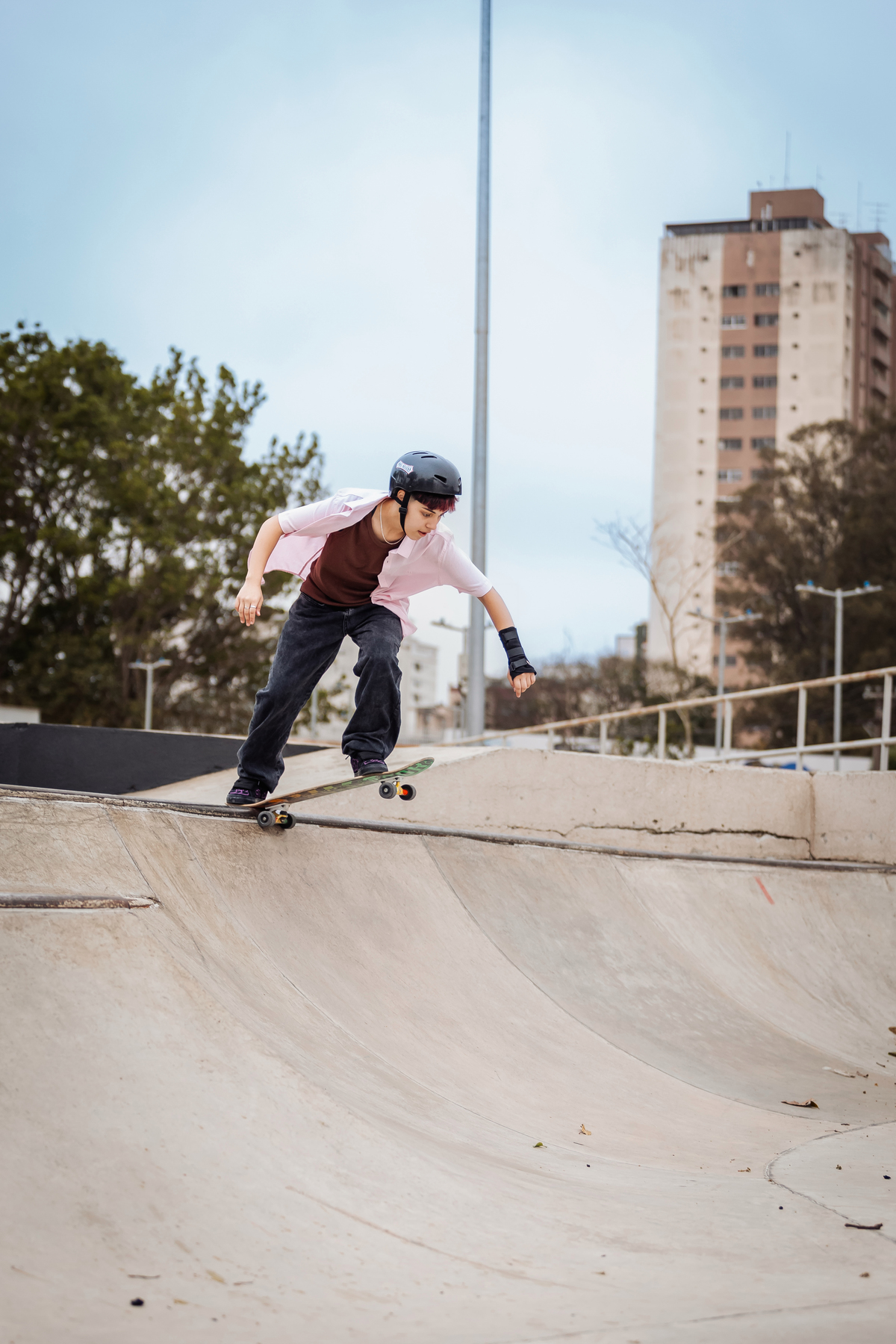 ensaio fotográfico, 16 anos, aniversário 16, Parque, skate, manobra, radical, pista de skate, urbano, natureza, alternativo, ensaio diferente luz natural, sol, elegância, juventude, celebração, flores, fotos externas, ensaio ao ar livre, beleza natural, s