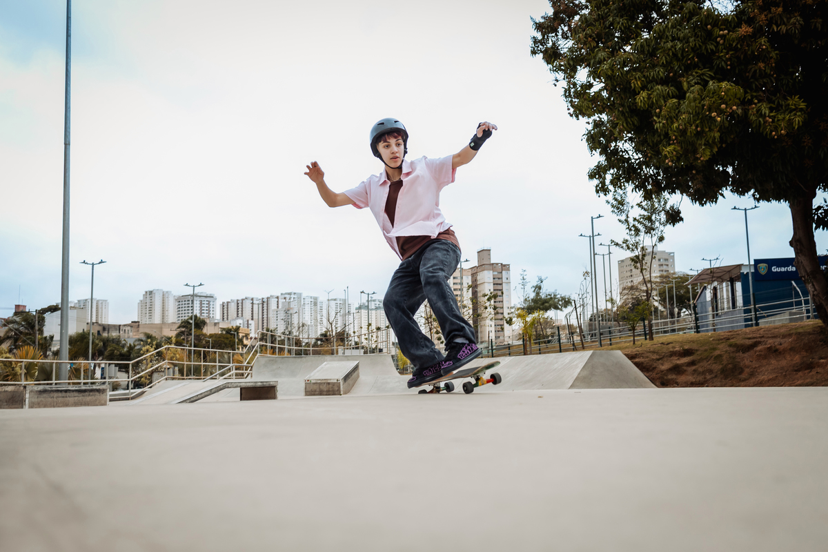 ensaio fotográfico, 16 anos, aniversário 16, Parque, skate, manobra, radical, pista de skate, urbano, natureza, alternativo, ensaio diferente luz natural, sol, elegância, juventude, celebração, flores, fotos externas, ensaio ao ar livre, beleza natural, s