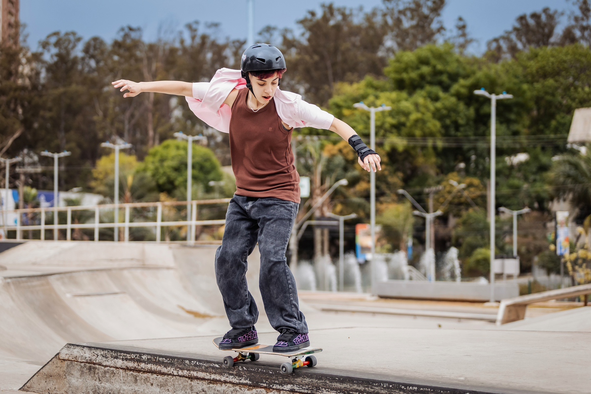 ensaio fotográfico, 16 anos, aniversário 16, Parque, skate, manobra, radical, pista de skate, urbano, natureza, alternativo, ensaio diferente luz natural, sol, elegância, juventude, celebração, flores, fotos externas, ensaio ao ar livre, beleza natural, s