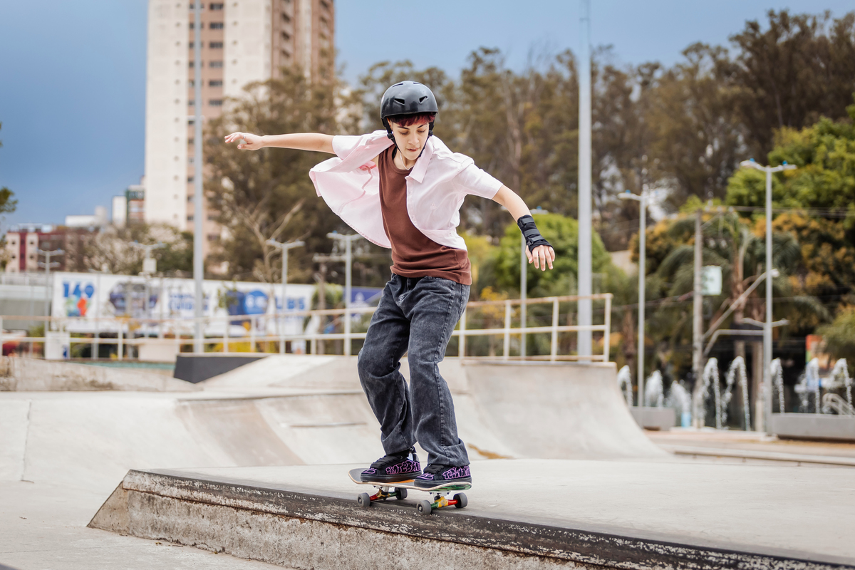 ensaio fotográfico, 16 anos, aniversário 16, Parque, skate, manobra, radical, pista de skate, urbano, natureza, alternativo, ensaio diferente luz natural, sol, elegância, juventude, celebração, flores, fotos externas, ensaio ao ar livre, beleza natural, s