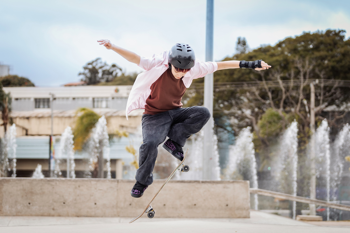 ensaio fotográfico, 16 anos, aniversário 16, Parque, skate, manobra, radical, pista de skate, urbano, natureza, alternativo, ensaio diferente luz natural, sol, elegância, juventude, celebração, flores, fotos externas, ensaio ao ar livre, beleza natural, s