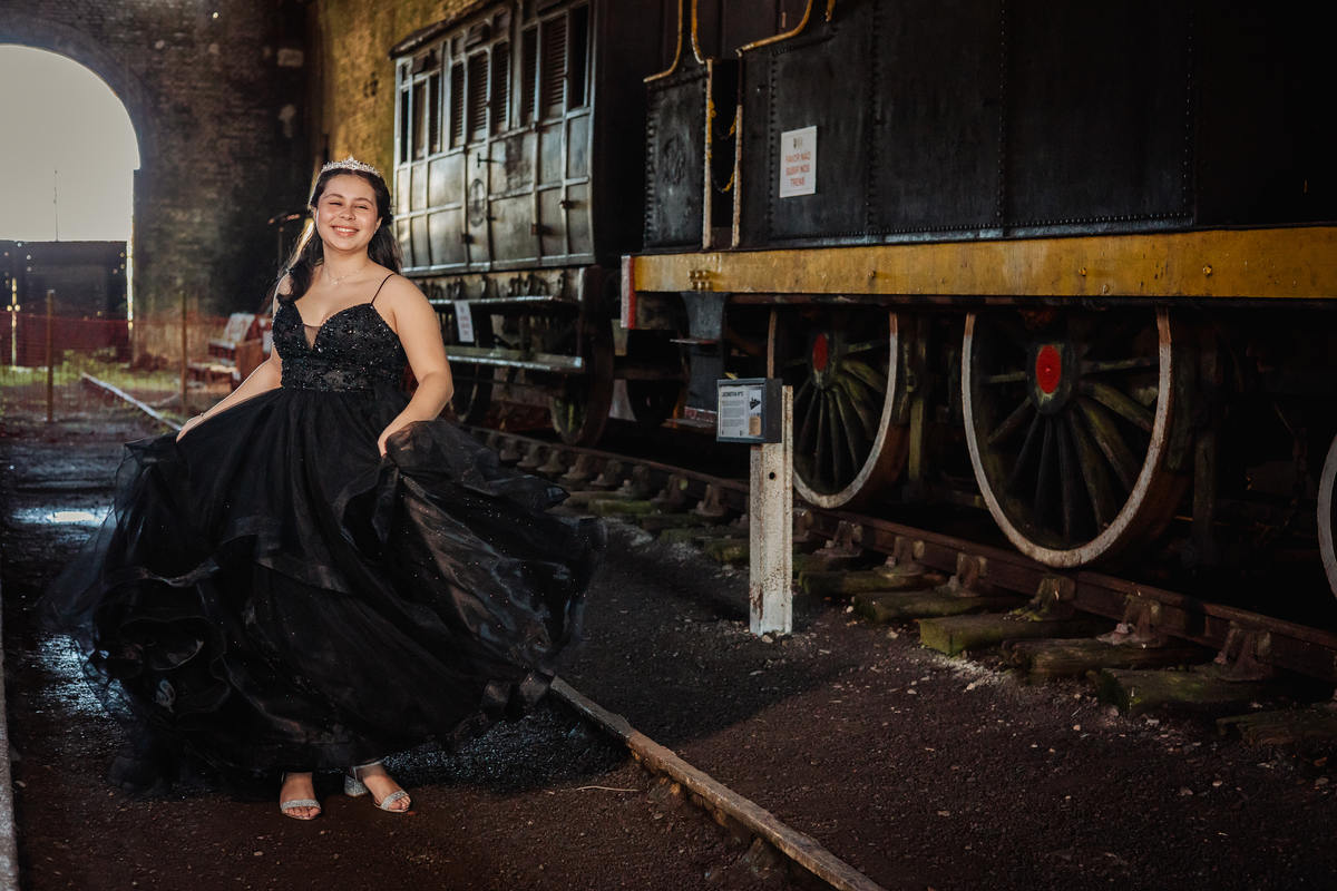 ensaio fotográfico, 15 anos, debutante, Paranapiacaba , museu, natureza, campo, vestido de debutante, luz natural, sol, elegância, juventude, celebração, flores, fotos externas, ensaio ao ar livre, beleza natural, sorriso, espontaneidade, emoção