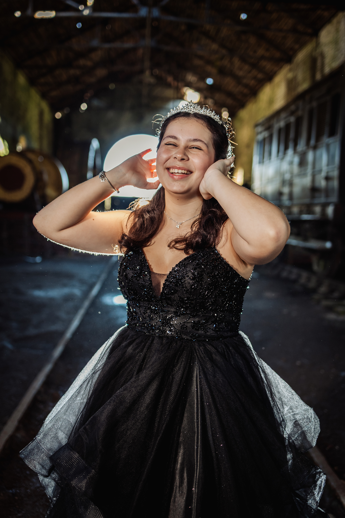 ensaio fotográfico, 15 anos, debutante, Paranapiacaba , museu, natureza, campo, vestido de debutante, luz natural, sol, elegância, juventude, celebração, flores, fotos externas, ensaio ao ar livre, beleza natural, sorriso, espontaneidade, emoção