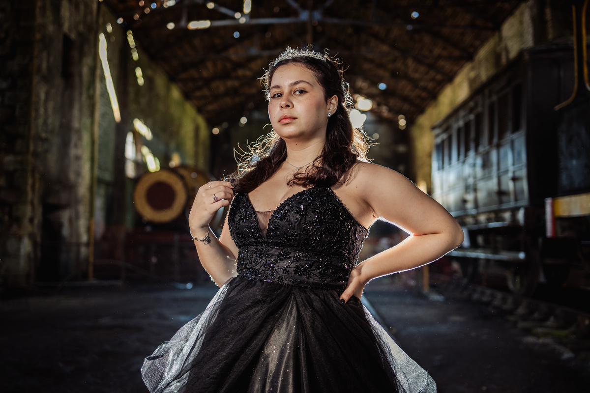 ensaio fotográfico, 15 anos, debutante, Paranapiacaba , museu, natureza, campo, vestido de debutante, luz natural, sol, elegância, juventude, celebração, flores, fotos externas, ensaio ao ar livre, beleza natural, sorriso, espontaneidade, emoção