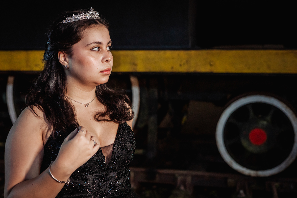 ensaio fotográfico, 15 anos, debutante, Paranapiacaba , museu, natureza, campo, vestido de debutante, luz natural, sol, elegância, juventude, celebração, flores, fotos externas, ensaio ao ar livre, beleza natural, sorriso, espontaneidade, emoção