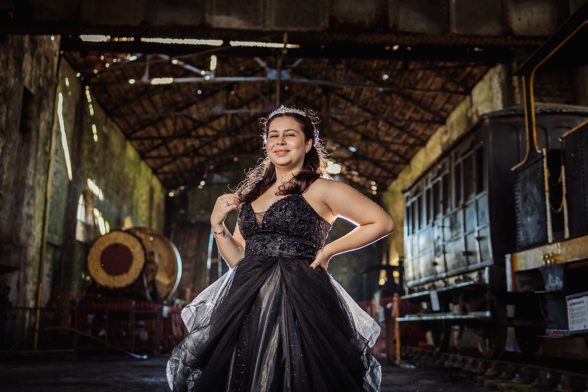 ensaio fotográfico, 15 anos, debutante, Paranapiacaba , museu, natureza, campo, vestido de debutante, luz natural, sol, elegância, juventude, celebração, flores, fotos externas, ensaio ao ar livre, beleza natural, sorriso, espontaneidade, emoção