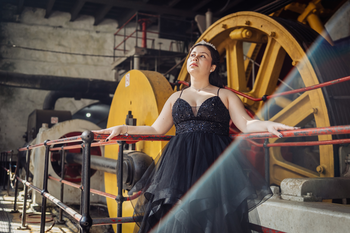 ensaio fotográfico, 15 anos, debutante, Paranapiacaba , museu, natureza, campo, vestido de debutante, luz natural, sol, elegância, juventude, celebração, flores, fotos externas, ensaio ao ar livre, beleza natural, sorriso, espontaneidade, emoção