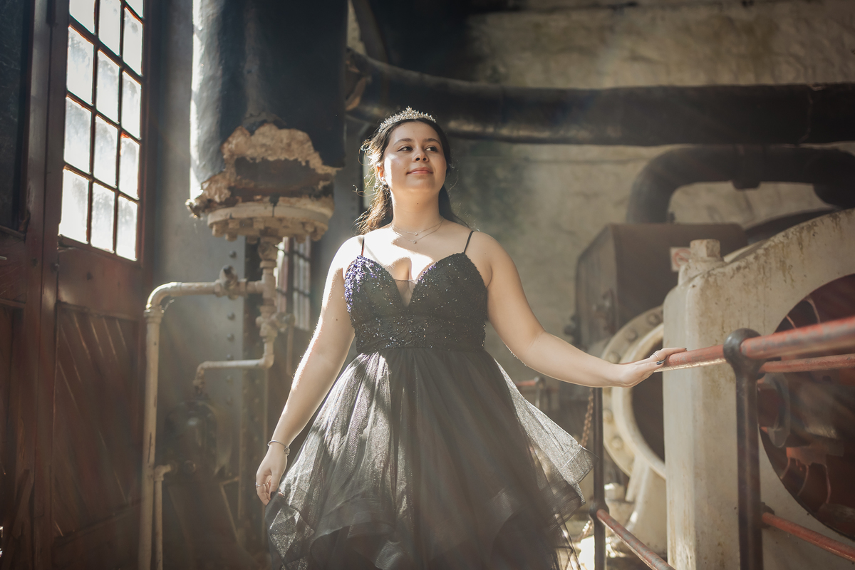 ensaio fotográfico, 15 anos, debutante, Paranapiacaba , museu, natureza, campo, vestido de debutante, luz natural, sol, elegância, juventude, celebração, flores, fotos externas, ensaio ao ar livre, beleza natural, sorriso, espontaneidade, emoção