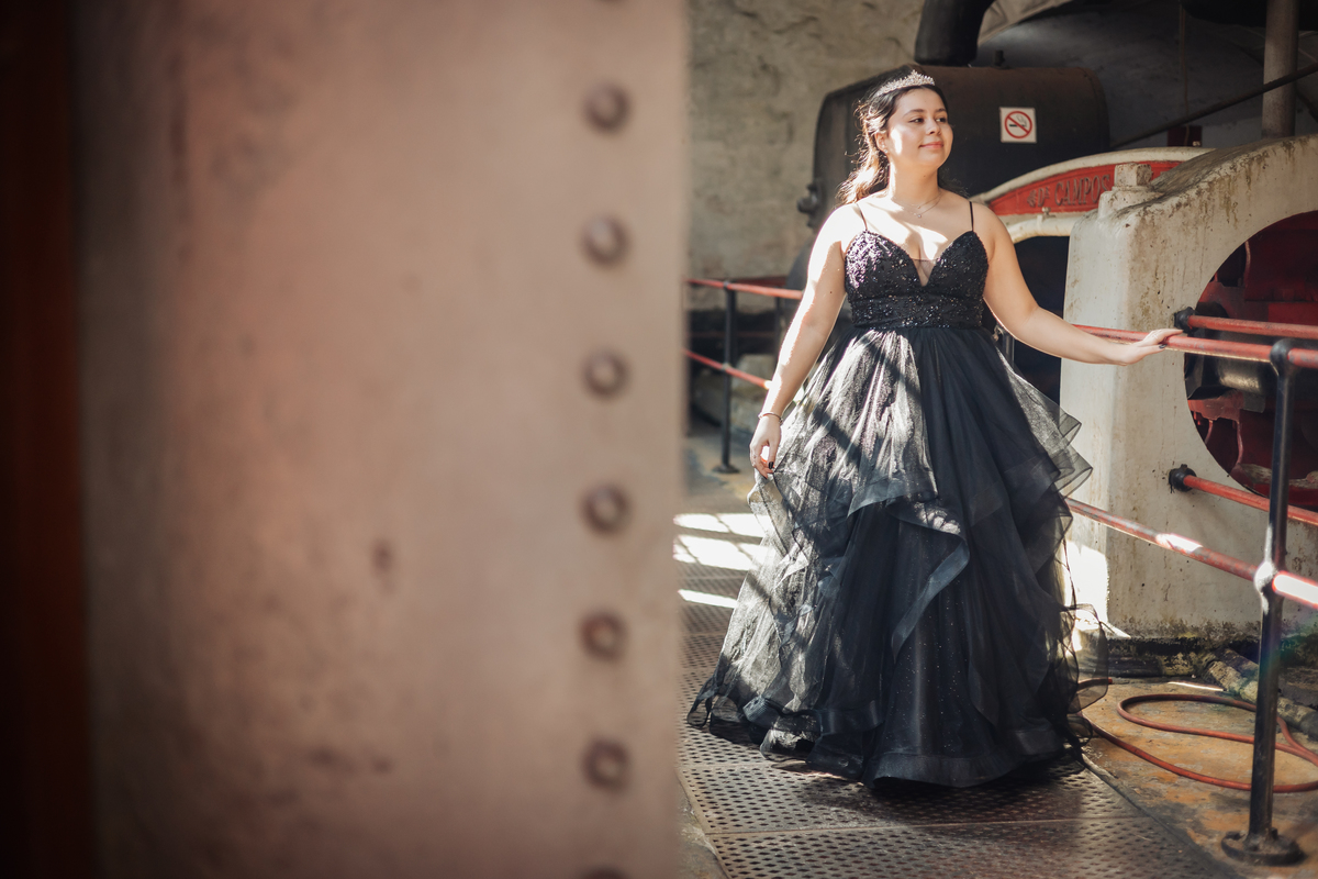 ensaio fotográfico, 15 anos, debutante, Paranapiacaba , museu, natureza, campo, vestido de debutante, luz natural, sol, elegância, juventude, celebração, flores, fotos externas, ensaio ao ar livre, beleza natural, sorriso, espontaneidade, emoção