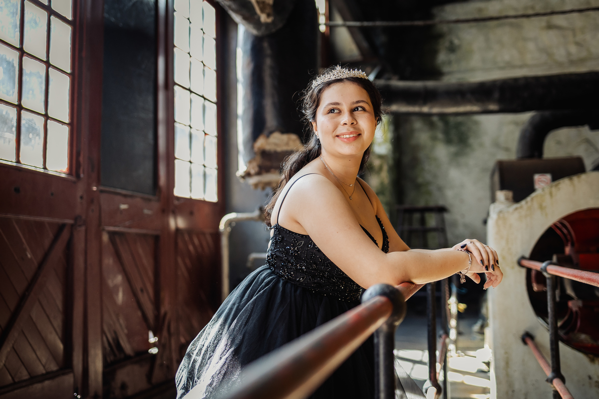 ensaio fotográfico, 15 anos, debutante, Paranapiacaba , museu, natureza, campo, vestido de debutante, luz natural, sol, elegância, juventude, celebração, flores, fotos externas, ensaio ao ar livre, beleza natural, sorriso, espontaneidade, emoção