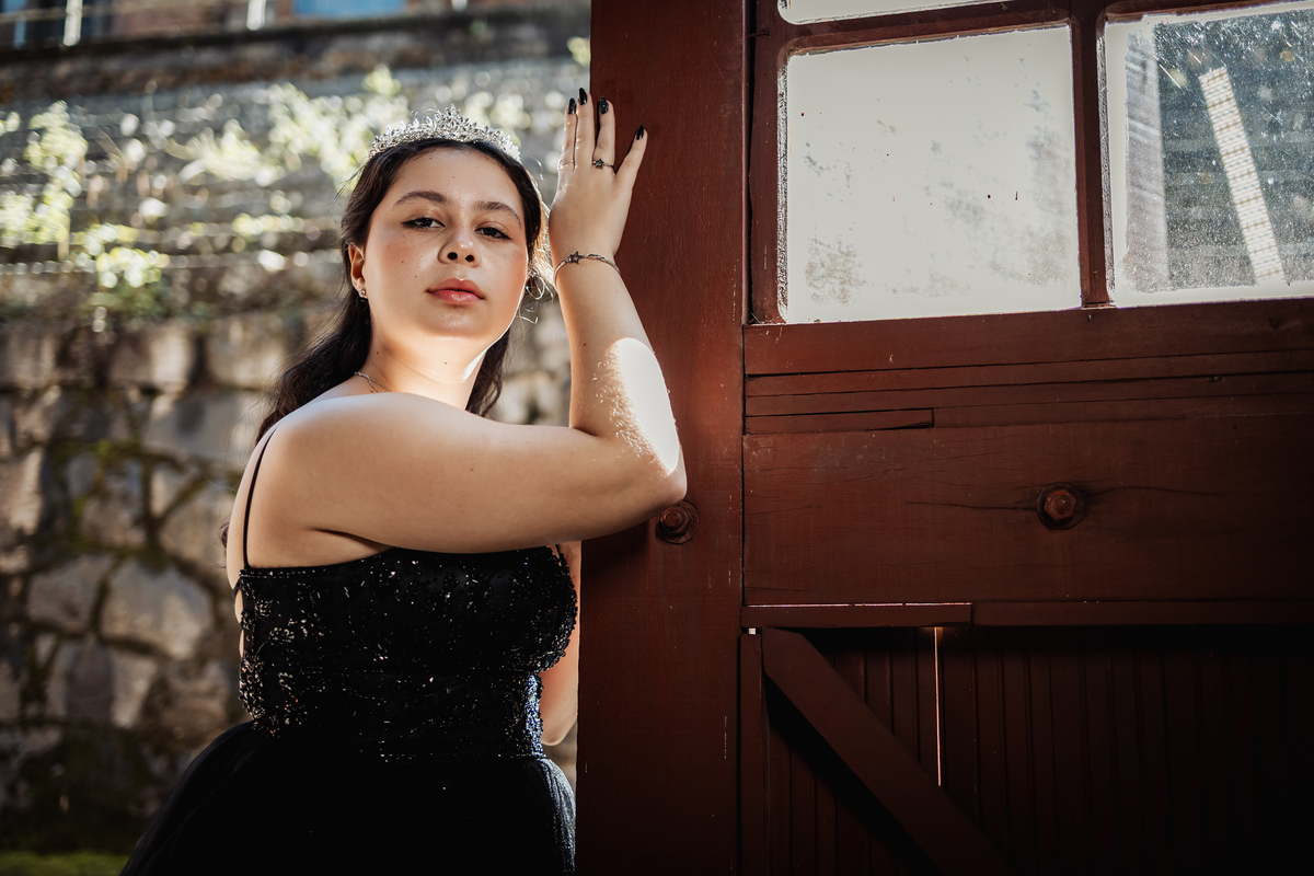 ensaio fotográfico, 15 anos, debutante, Paranapiacaba , museu, natureza, campo, vestido de debutante, luz natural, sol, elegância, juventude, celebração, flores, fotos externas, ensaio ao ar livre, beleza natural, sorriso, espontaneidade, emoção