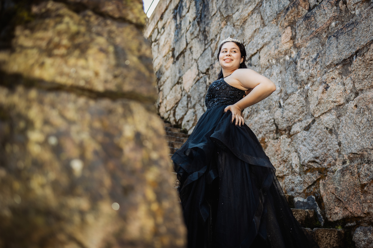 ensaio fotográfico, 15 anos, debutante, Paranapiacaba , museu, natureza, campo, vestido de debutante, luz natural, sol, elegância, juventude, celebração, flores, fotos externas, ensaio ao ar livre, beleza natural, sorriso, espontaneidade, emoção